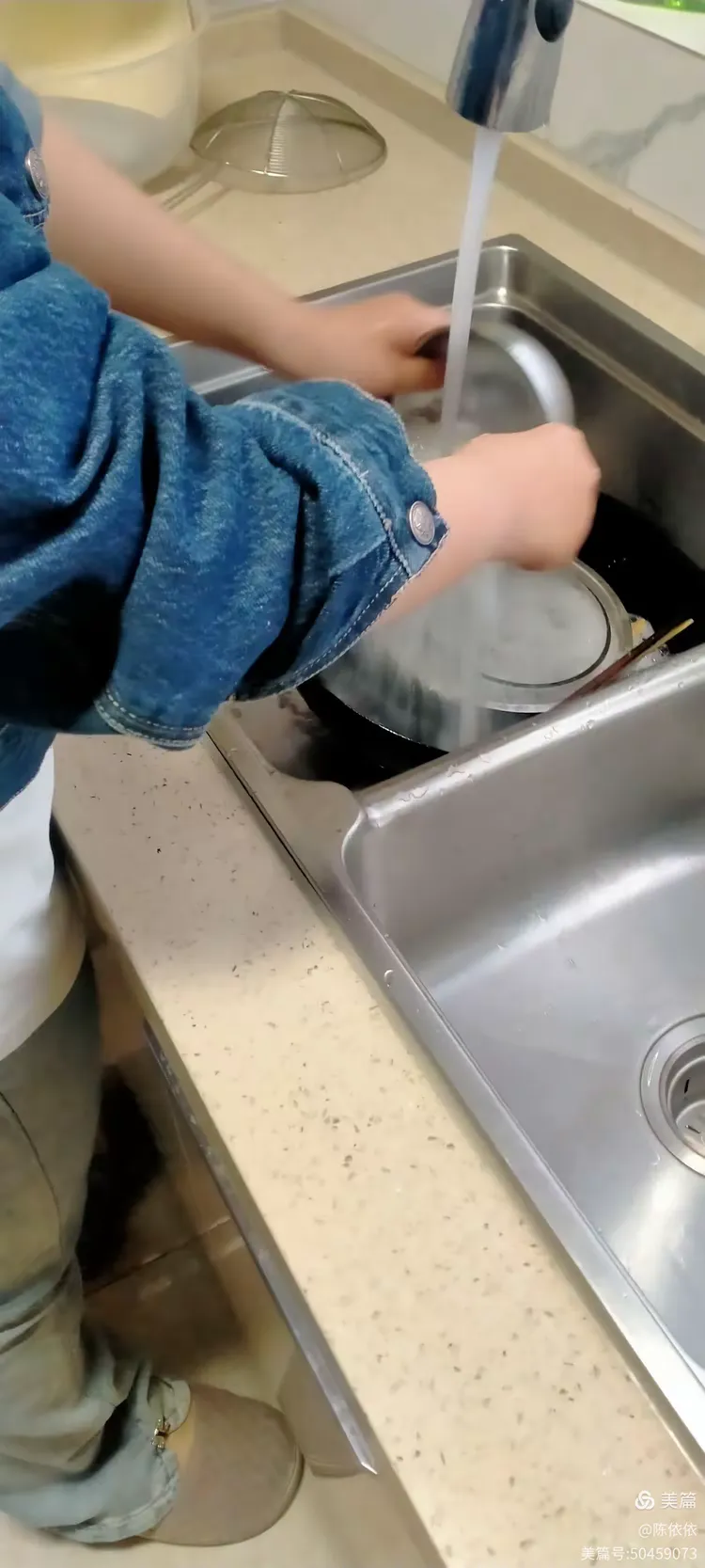 五一在做家务,为父母分担